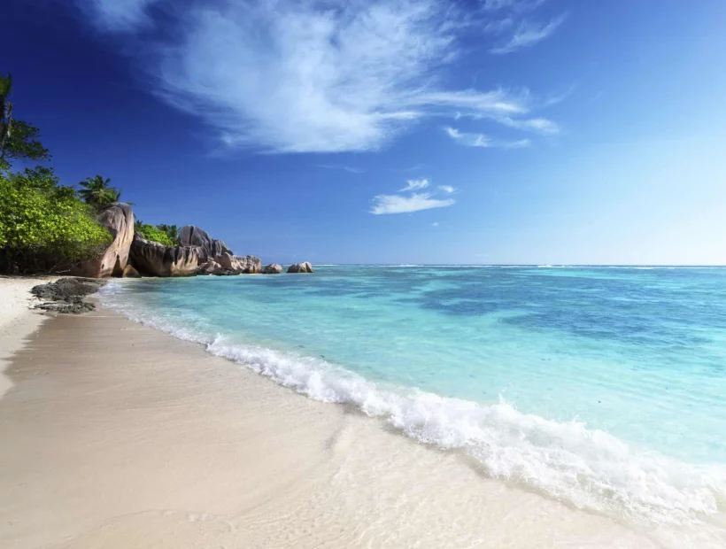 Traumstrand mit Granitfelsen und türkisfarbenem Meer auf La Digue, Seychellen.