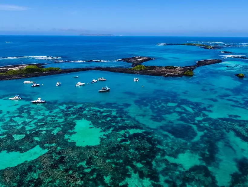 Yachten beim Ankern auf den Galapagos Inseln