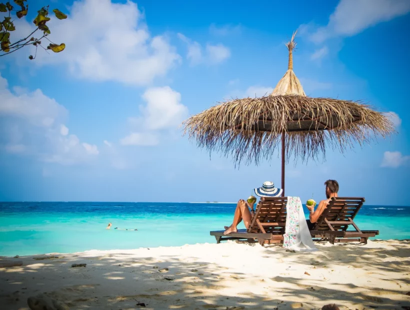 Auszeit an weißem Sandstrand in der Karibik